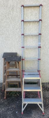deux échelles posées à côté d'une petite table posée par terre