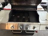 un barbecue surmonté d'une grille