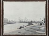 tableau représentant une scène portuaire avec des bateaux et des personnages sur l'eau