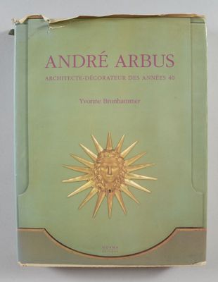 une image représentant un livre vert surmonté d'un soleil doré