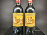 deux bouteilles de vin posées sur une table noire
