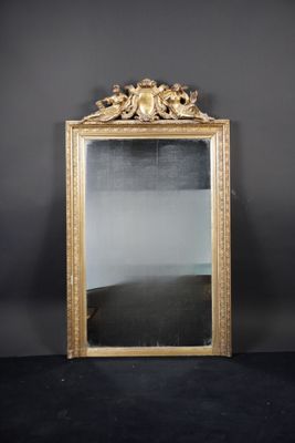 un miroir ancien dans un cadre doré sur fond noir