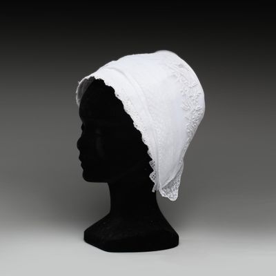 une image représentant une tête de mannequin noire coiffée d'un bonnet blanc