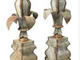 deux vases placés côte à côte sur un fond blanc