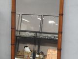 un miroir accroché au mur à côté d'une étagère