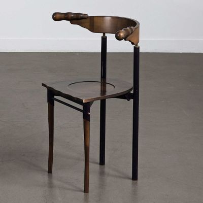une chaise avec une assise en bois sur laquelle est posée une assise en bois