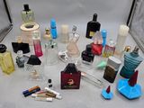 plusieurs types de flacons de parfum sur la table