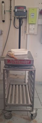 une photo d'une cuisine avec une balance posée sur le plan de travail
