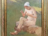 une peinture à l'huile représentant une femme nue assise sur une bûche