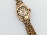 l'image d'une montre-bracelet en or entourée d'une chaîne