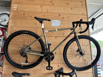 un vélo accroché au mur du garage