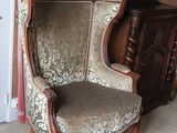 a chair that is sitting in the corner of a room