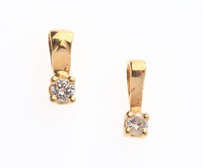 paire de boucles d'oreilles en or jaune ornées d'un seul diamant