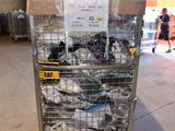 un chariot métallique contenant de nombreux articles dans un entrepôt