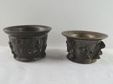 une paire de vases en bronze sur fond blanc