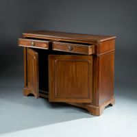 Buffet bas rectangulaire en acajou et placage d’acajou. (photo 2)