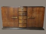 une photo d'une armoire en bois avec des poignées en laiton
