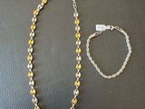 un collier et un bracelet sont posés sur une table
