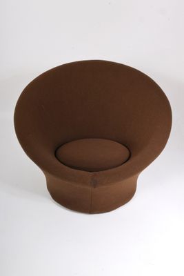 une chaise marron posée sur une surface blanche