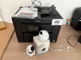 une photo représentant une imprimante et d'autres appareils électroniques posés sur un bureau