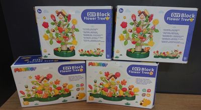 trois cartons de pots de fleurs posés sur une table en bois