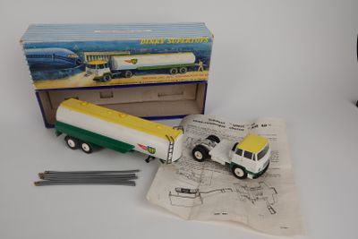 un camion miniature posé à côté d'une boîte de crayons