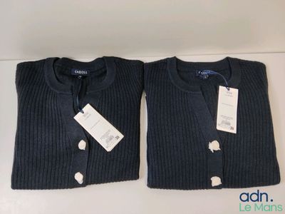 deux paires de pulls, encore étiquetés, posés sur une table