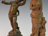 paire de figurines anciennes en bronze d'un garçon et d'une fille