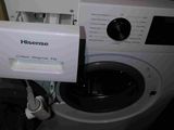 une machine à laver sur laquelle est apposée une étiquette à l'avant