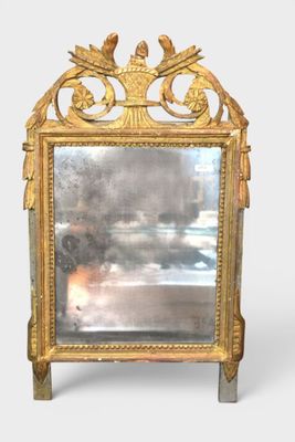 une image représentant un miroir doré orné d'oiseaux et de fleurs
