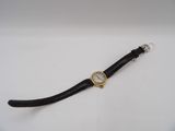 gros plan d'une montre-bracelet sur une surface blanche