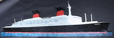 une photo d'une maquette en papier représentant un paquebot de croisière