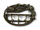 une image représentant une broche en métal ornée d'un oiseau