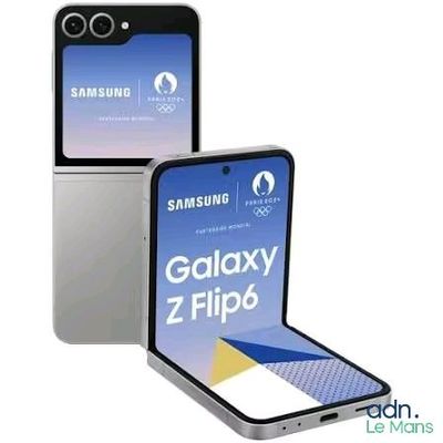Deux téléphones Samsung Z Flip sont placés l'un à côté de l'autre sur un fond blanc