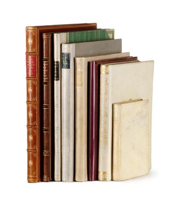plusieurs vieux livres sont empilés sur une surface blanche