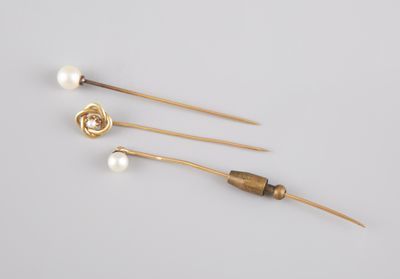 une paire d'épingles à cheveux en or et perles