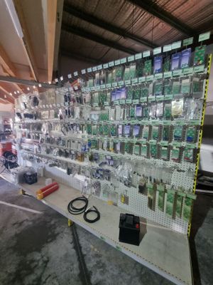 un vaste choix de composants électroniques dans un magasin