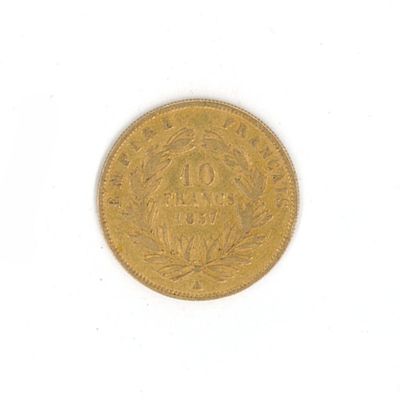 une image d'une pièce d'or sur une surface blanche
