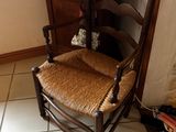 une chaise qui se trouve dans le coin d'une pièce