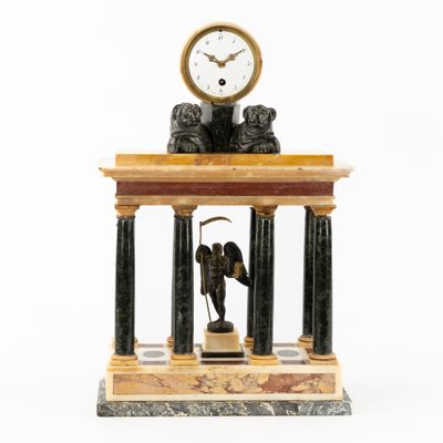 une horloge posée sur une table