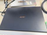 un ordinateur portable posé sur un bureau, à côté d'un clavier