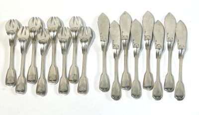 beaucoup de fourchettes et de cuillères sur la table