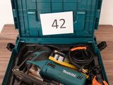 une image représentant une boîte à outils contenant une perceuse et d'autres outils