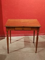 Petit bureau en merisier à pieds tournés ouvrant par un tiro… (photo 2)