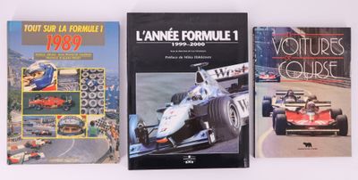 trois livres posés sur une surface blanche, avec l'image d'une voiture de course
