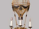 une lumière dorée provenant d'un lustre orné de bougies