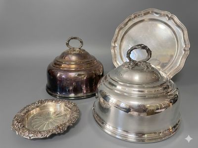 deux plats argentés et un plat argenté sur une surface grise