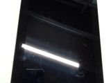 une photo d'une tablette posée sur une table
