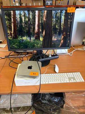 une photo d'un bureau d'ordinateur avec un écran et un clavier