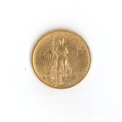 une image d'une pièce d'or sur une surface blanche